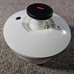 OXO Plastic Salad Spinner Easy One-Hand Use Dishwasher Safe